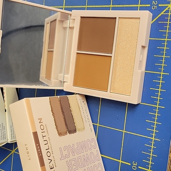 Makeup Revolution Contour Powder Compact New In Box - Light - Picture 1 of 2